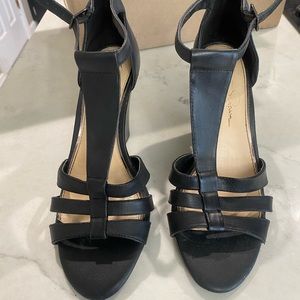 Jessicas Simpson black wedges